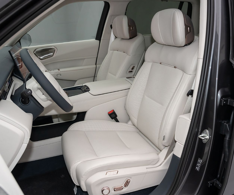 Lynk & Co 900 Discovery (6 seats), серебряный