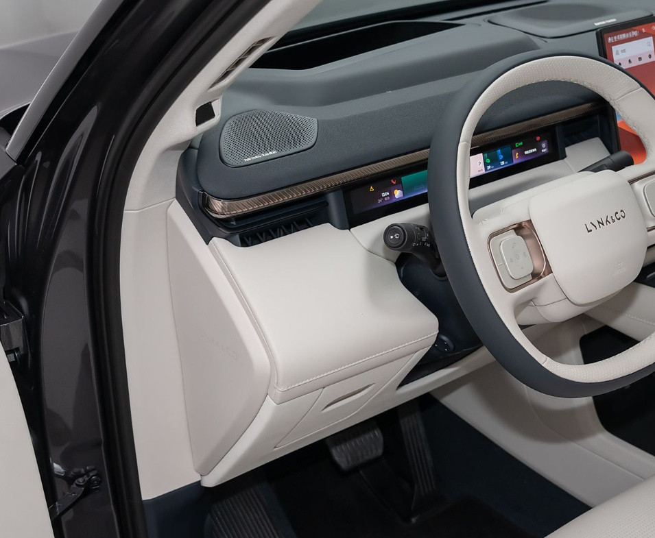 Lynk & Co 900 Discovery (6 seats), серебряный