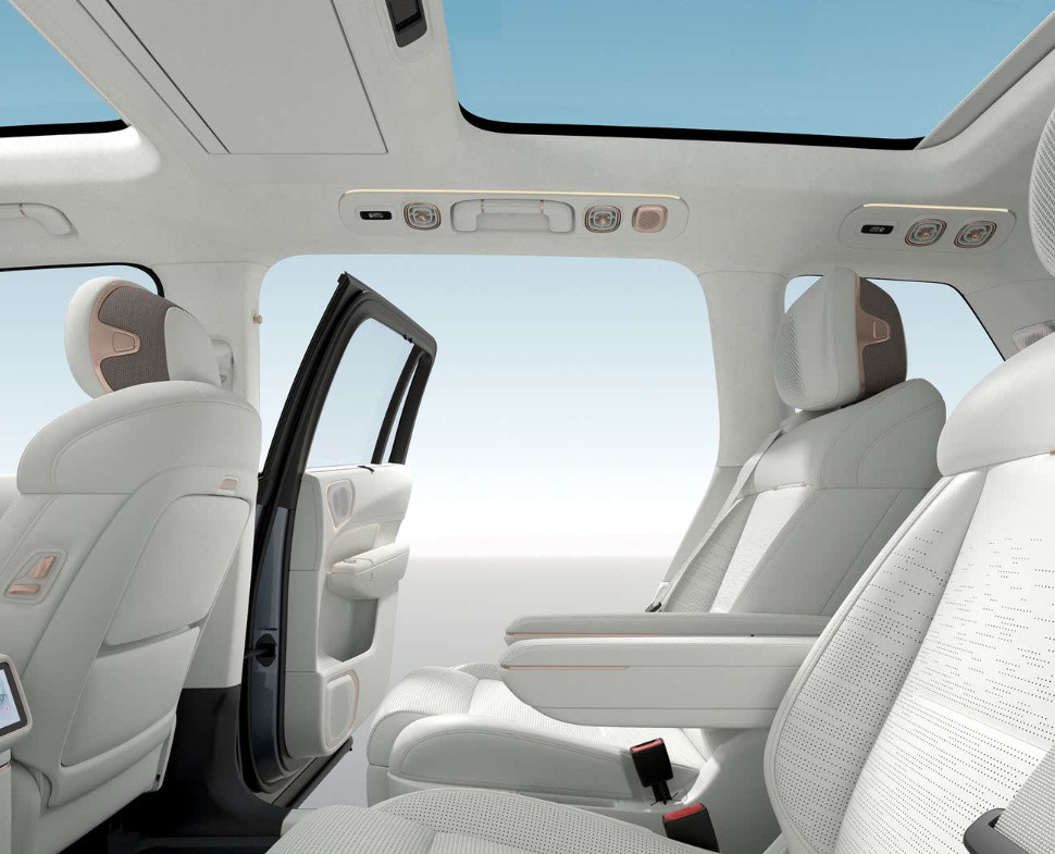 Lynk & Co 900 Discovery (6 seats), серебряный