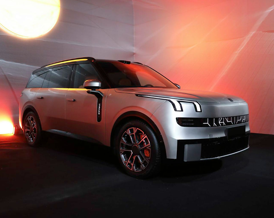 Lynk & Co 900 Discovery (6 seats), серебряный