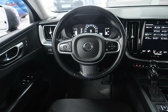 Volvo XC60 Momentum, 2018 года, пробег 90500 км