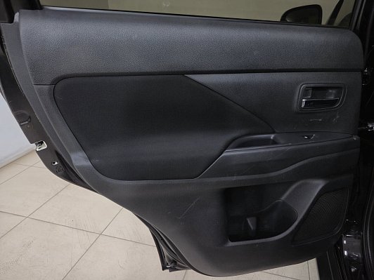 Mitsubishi Outlander Intense, 2016 года, пробег 294901 км