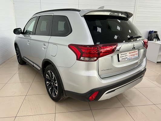 Mitsubishi Outlander Intense+ (7 мест), 2022 года, пробег 15176 км