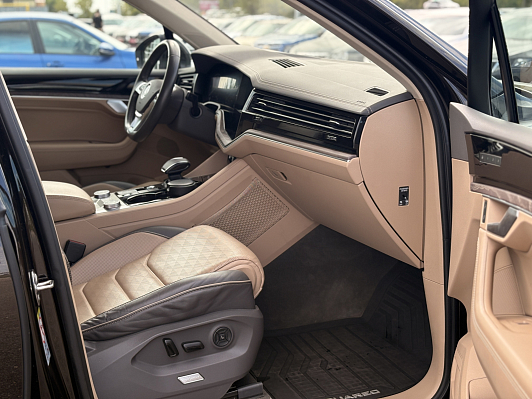 Volkswagen Touareg Exclusive, 2019 года, пробег 106856 км