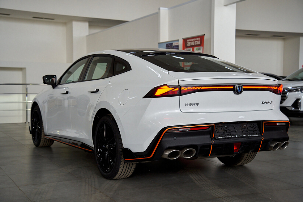 Changan UNI-V Luxe, белый