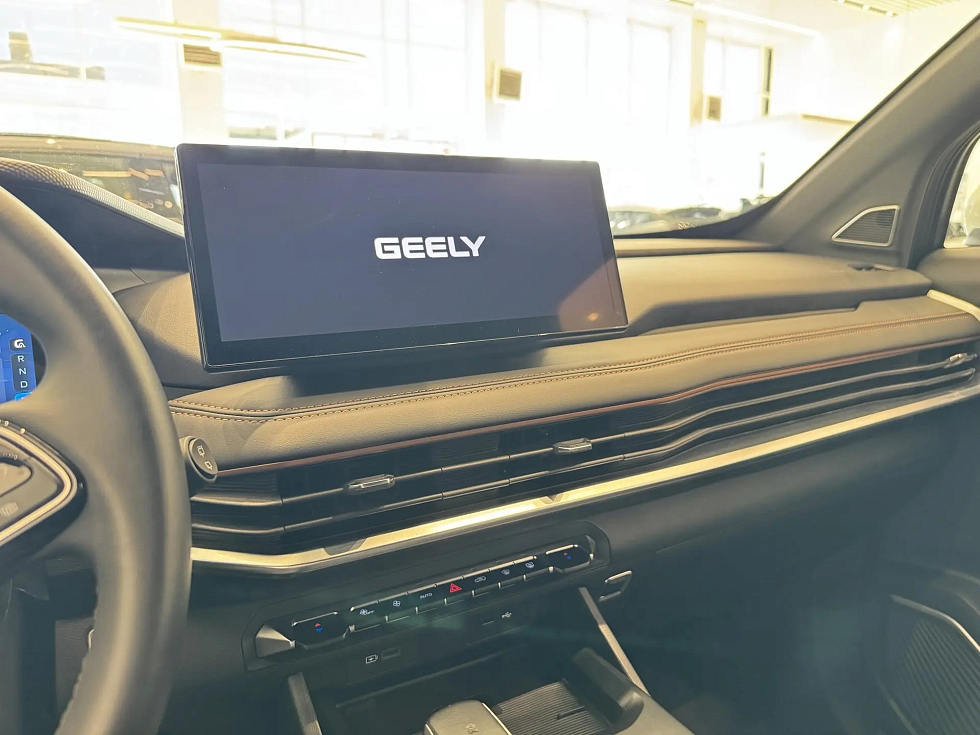 Geely Okavango Флагман, белый