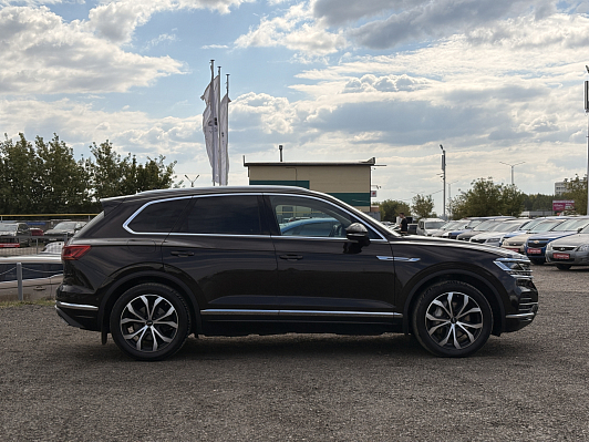 Volkswagen Touareg Exclusive, 2019 года, пробег 106856 км
