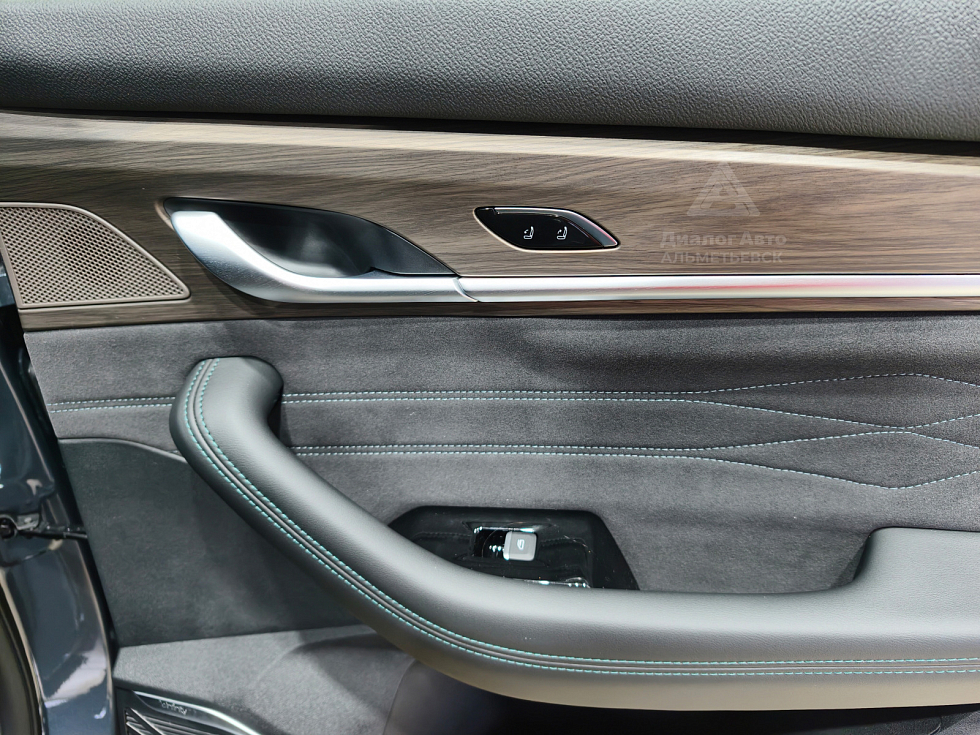 Geely Monjaro Флагман, серый