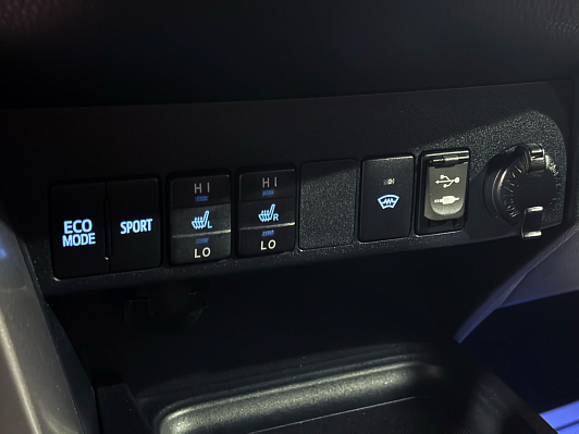 Toyota RAV4 Престиж, 2017 года, пробег 156000 км