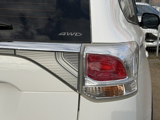Mitsubishi Outlander Intense, 2014 года, пробег 117700 км