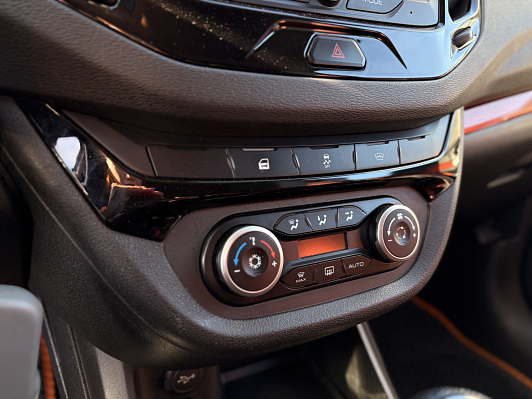 Lada (ВАЗ) Vesta Luxe Multimedia, 2018 года, пробег 131080 км