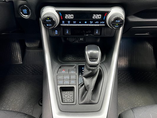 Toyota RAV4 Престиж, 2020 года, пробег 67330 км