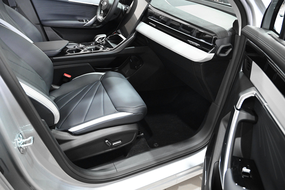 Geely Atlas Спорт, серебряный