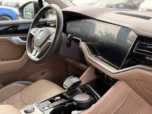 Volkswagen Touareg Exclusive, 2019 года, пробег 106856 км