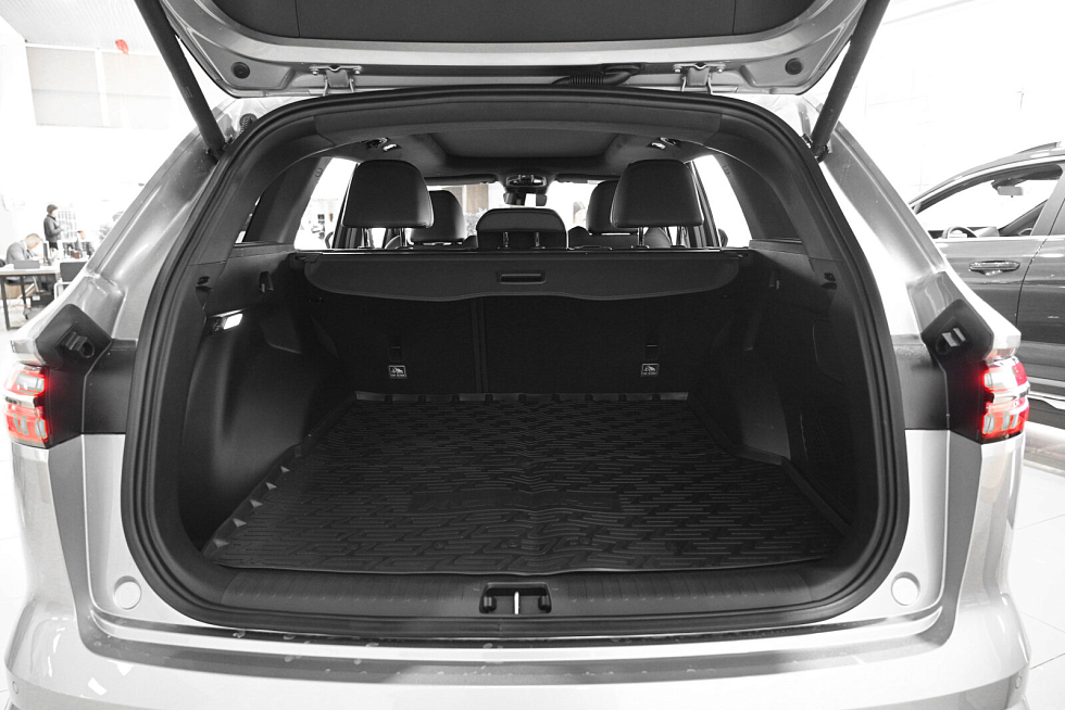 Geely Monjaro Люкс, серебряный