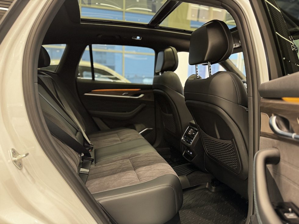 Geely Monjaro Flagship SE, белый