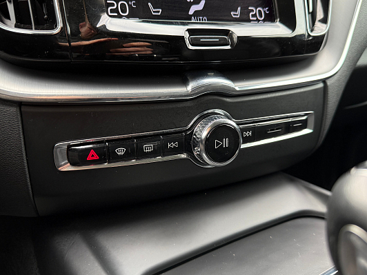 Volvo XC60 Momentum, 2021 года, пробег 121270 км