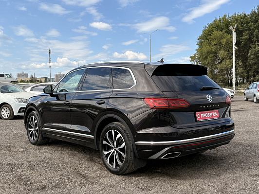 Volkswagen Touareg Exclusive, 2019 года, пробег 106856 км