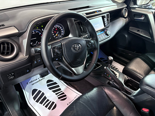 Toyota RAV4 Престиж, 2017 года, пробег 156000 км