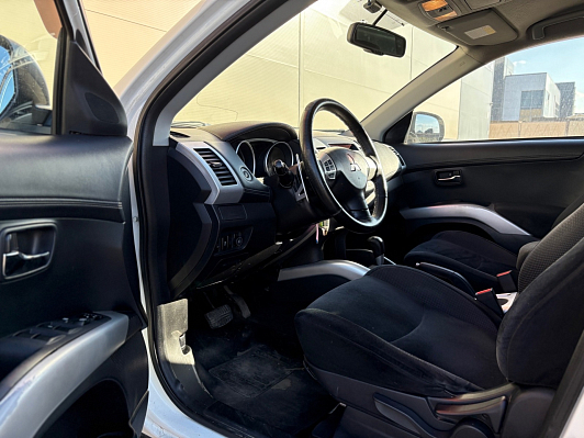 Mitsubishi Outlander Intense, 2011 года, пробег 267000 км
