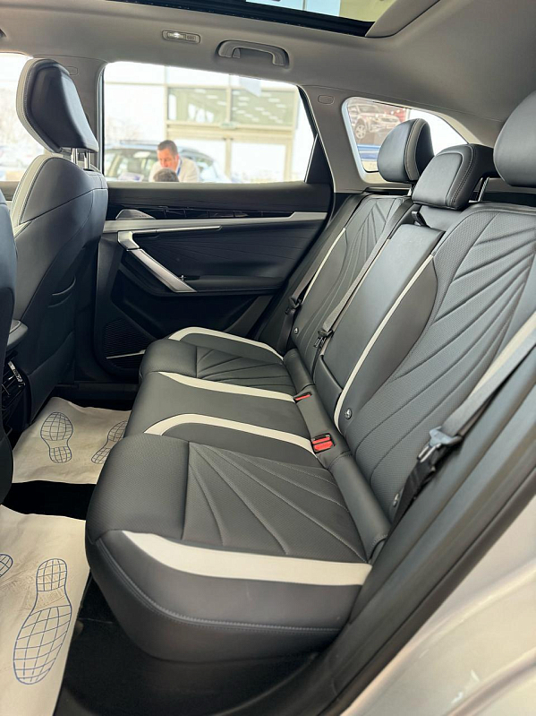 Geely Atlas Люкс, серебряный