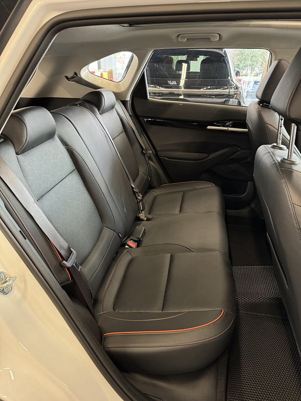 Kia Seltos Luxe, черный