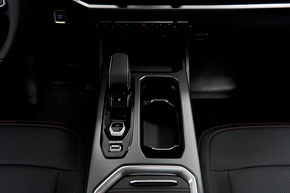 Geely Okavango Flagship, белый