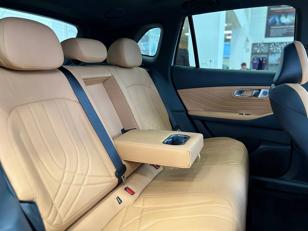 Geely EX5 Гибрид Макс EM-R, серебряный