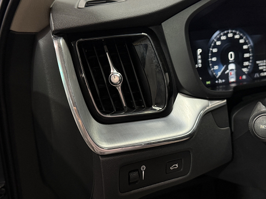 Volvo XC60 Momentum, 2018 года, пробег 90500 км