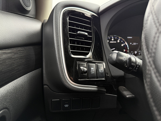 Mitsubishi Outlander Intense, 2016 года, пробег 208676 км