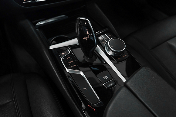BMW 5 серии 530i xDrive Luxury, 2017 года, пробег 235000 км