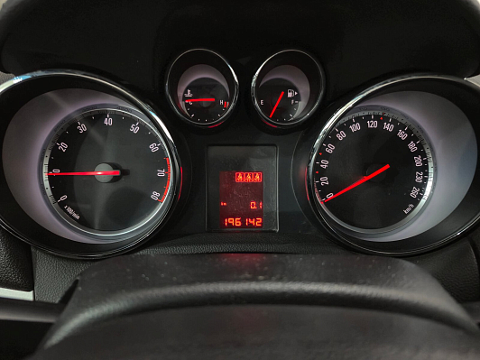 Opel Mokka Essentia, 2013 года, пробег 196140 км