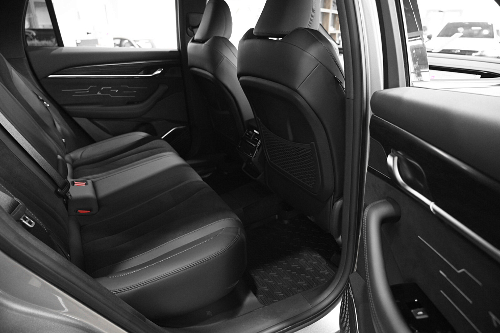 Geely Monjaro Flagship (2023-2025), серебряный