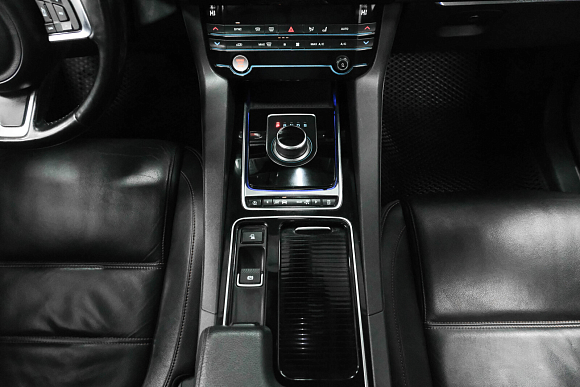 Jaguar F-Pace Pure, 2018 года, пробег 137210 км