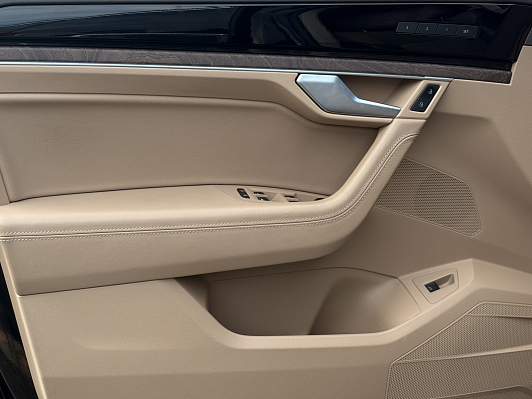 Volkswagen Touareg Exclusive, 2019 года, пробег 106856 км