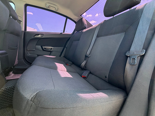 Opel Astra, 2011 года, пробег 275000 км