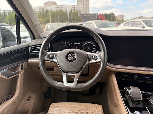 Volkswagen Touareg Exclusive, 2019 года, пробег 106856 км