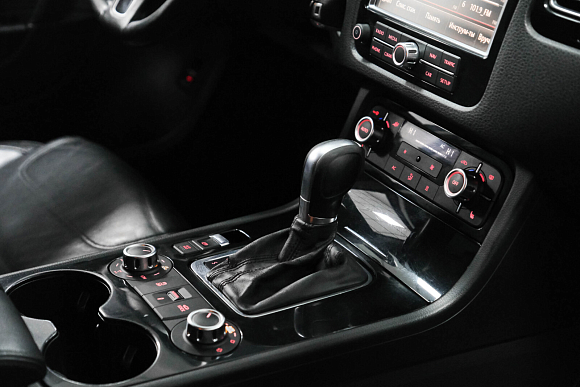 Volkswagen Touareg, 2011 года, пробег 261000 км