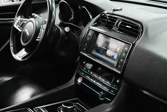 Jaguar F-Pace Pure, 2018 года, пробег 137210 км