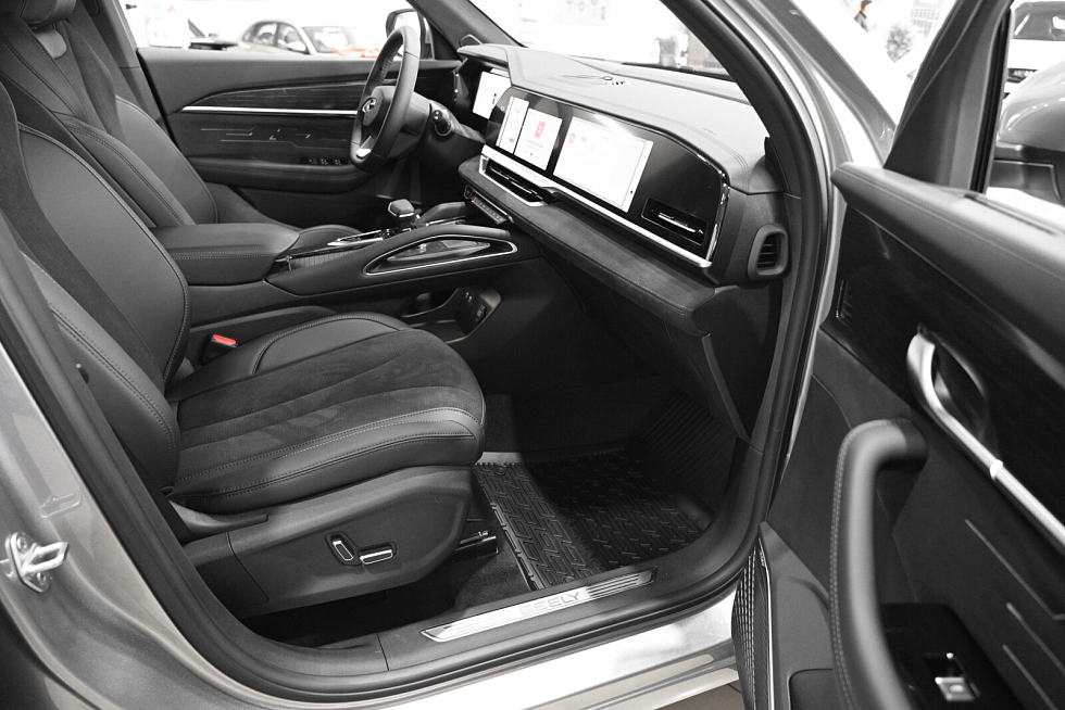 Geely Monjaro Люкс, серебряный