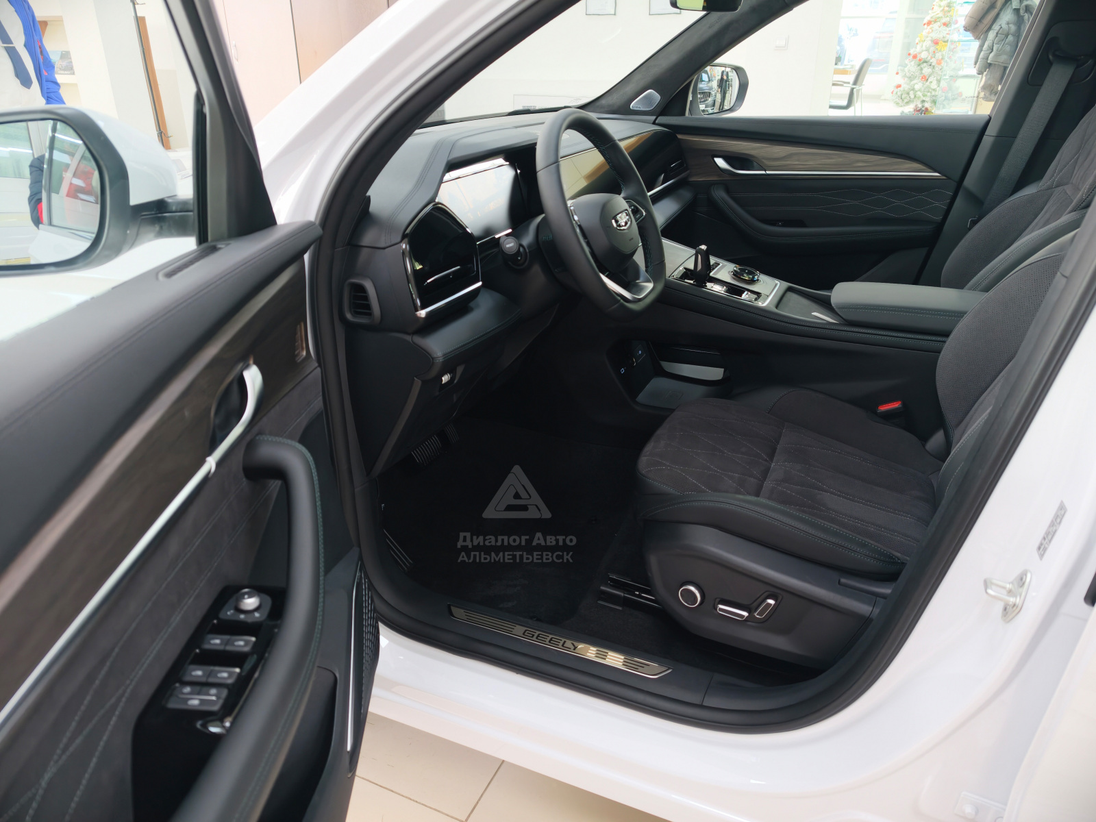 Geely Monjaro Флагман, белый