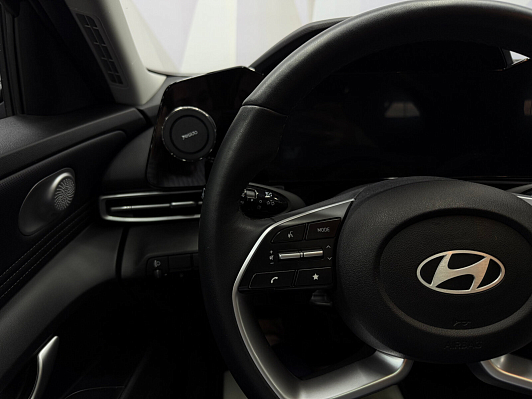 Hyundai Elantra LUX, 2023 года, пробег 76279 км